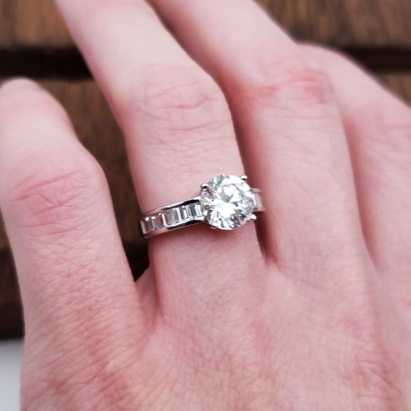 Size 6 925 Sterling Silver Beautiful Bright Cubic Zirconia Ring - Picture 5 of 9